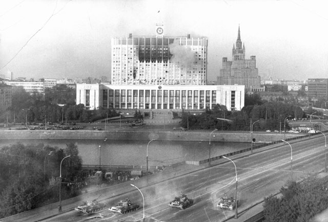 Танки, обстреливающие здание парламента РФ (октябрь 1993)